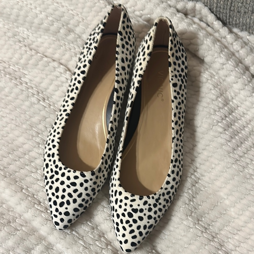 Vionic Women's Black and White Dalmatian Print Pointed Toe Flats